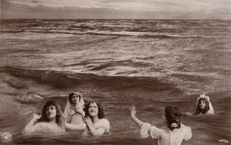 Fem påklædte kvinder i havet (fotocollage) af French Photographer