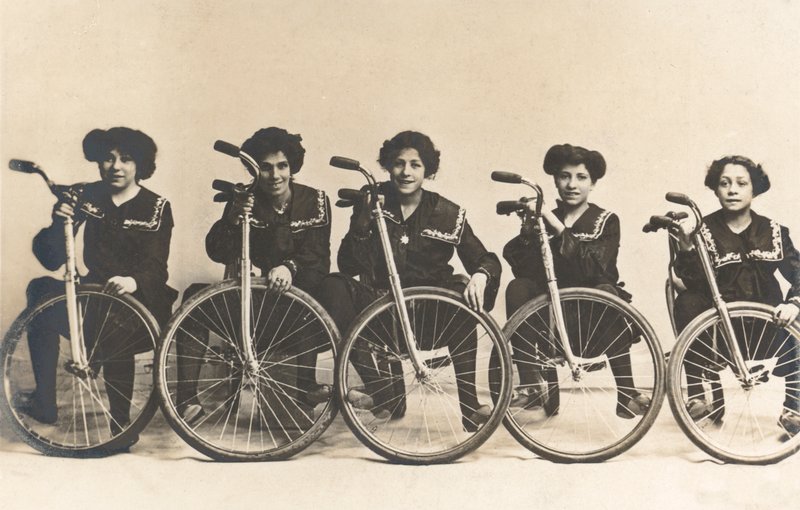 Fem piger, formentlig franske, med deres cykler (s/h-billede) af French Photographer