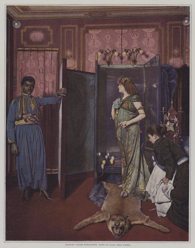 Den franske sceneskuespillerinde Sarah Bernhardt i sit omklædningsrum i sit kostume til titelrollen i Morand og Sylvestres skuespil Izeil (farvefoto) af French Photographer