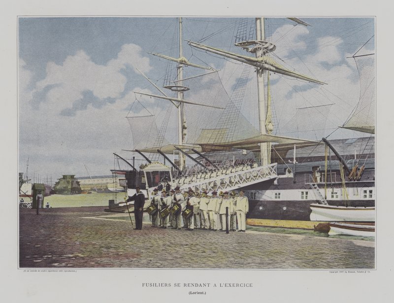 Fusiliers på vej til øvelser i Lorient, Frankrig (farvefoto) af French Photographer