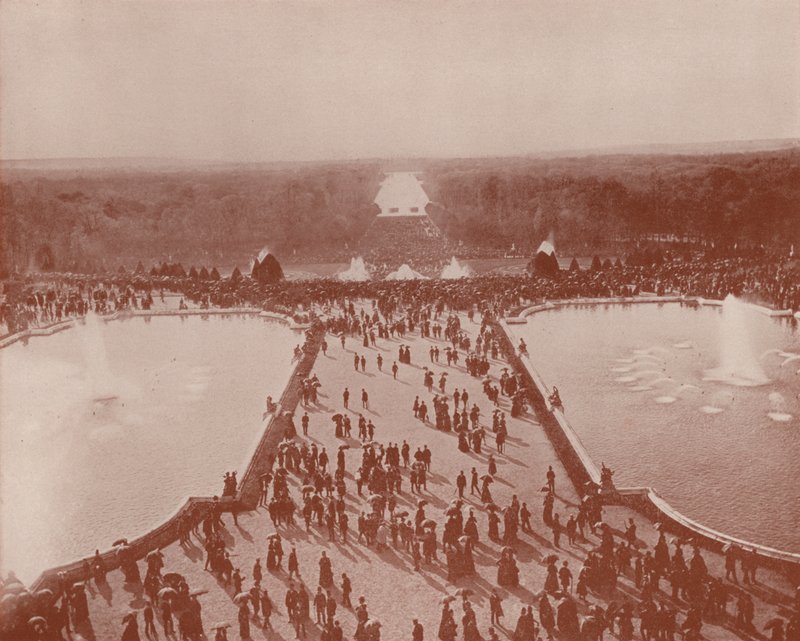 Generel udsigt, fra paladset, af Grandes Eaux, Versailles (s/h foto) af French Photographer