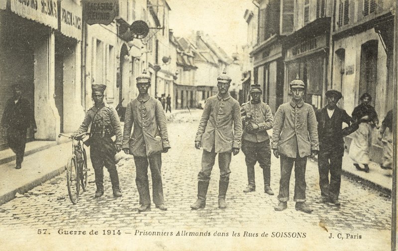 Tyske fanger på gaden i Soissons, Frankrig, Første Verdenskrig (s/h foto) af French Photographer