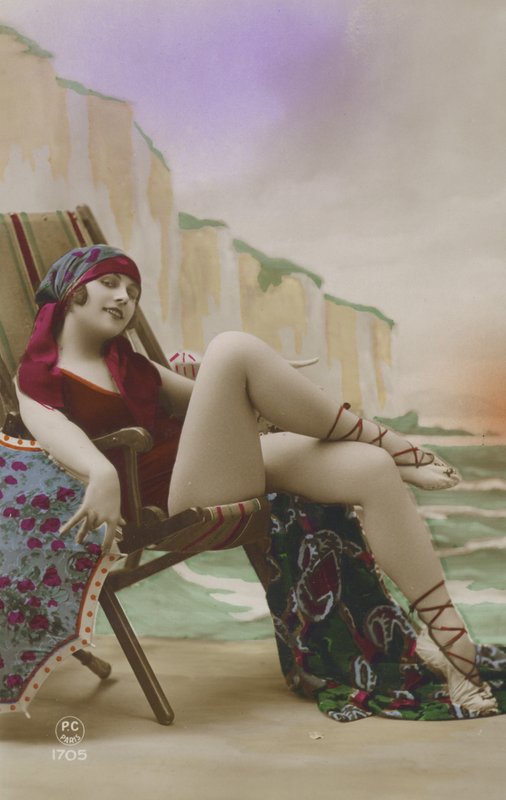 Pige i en liggestol (farvefoto) af French Photographer