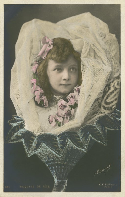 Pige i en blomst (farvefoto) af French Photographer