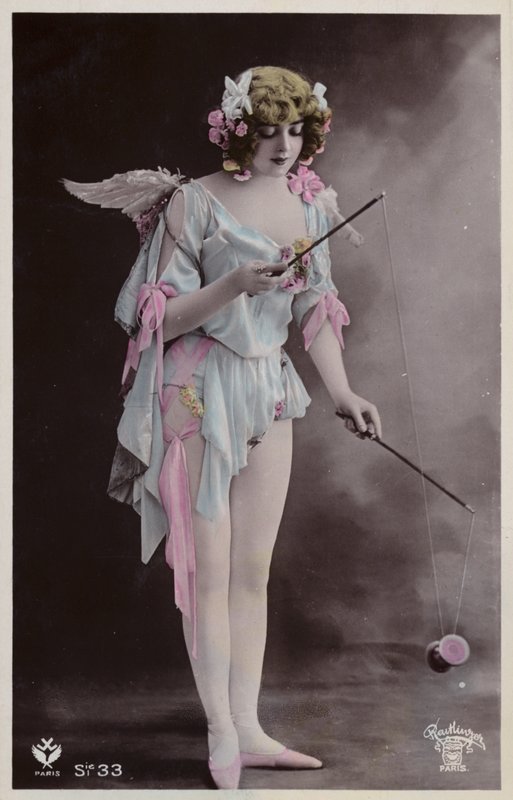 Pige leger med diabolo af French Photographer