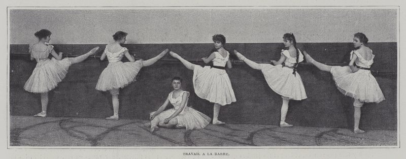 Piger udfører barøvelser i en ballettime (s/h-billede) af French Photographer