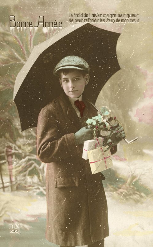 Smuk, velklædt dreng, stående i sne med paraply (farvefoto) af French Photographer
