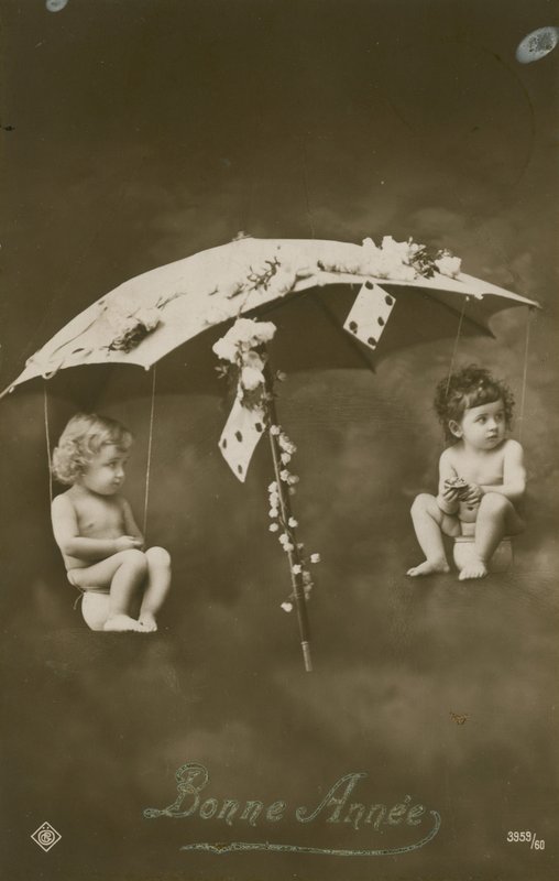 Godt nytårskort med to babyer hængende i en paraply, sendt i 1913 af French Photographer