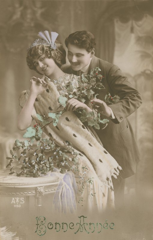 Godt nytår lykønskningskort med romantisk par, der holder mistelten, 1913 (håndfarvet fotografi) af French Photographer