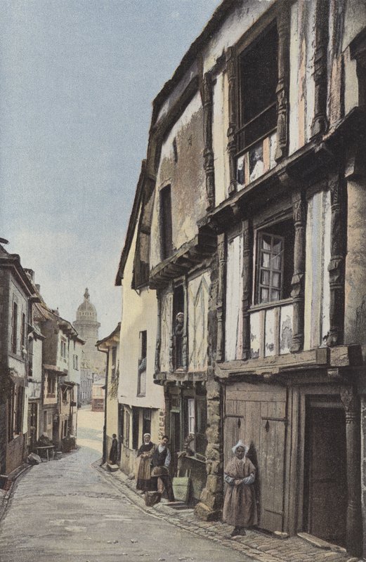 Lamballe, gade, der fører til kirken af French Photographer