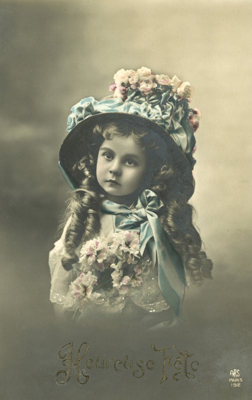 Lille pige i en stor hat (farvefoto) af French Photographer