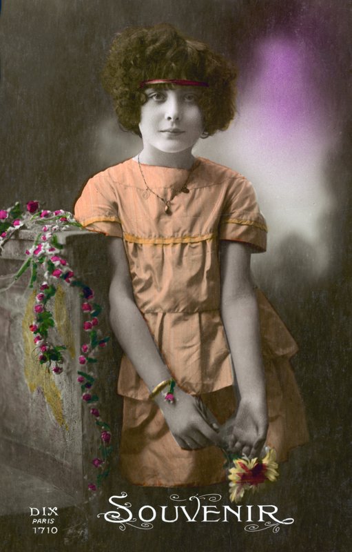 Lille pige i orange (farvefoto) af French Photographer