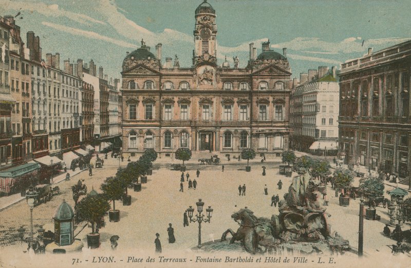 Lyon - Place des Terreaux - Bartholdi-fontænen og rådhuset. Postkort sendt i 1913. af French Photographer