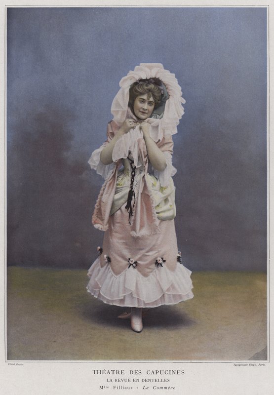Mademoiselle Filliaux som La Commere i La Revue des Dentelles (farvet foto) af French Photographer