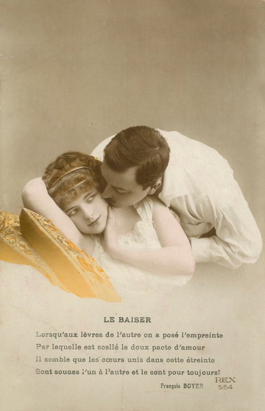 Mand kysser genert pige på kinden af French Photographer