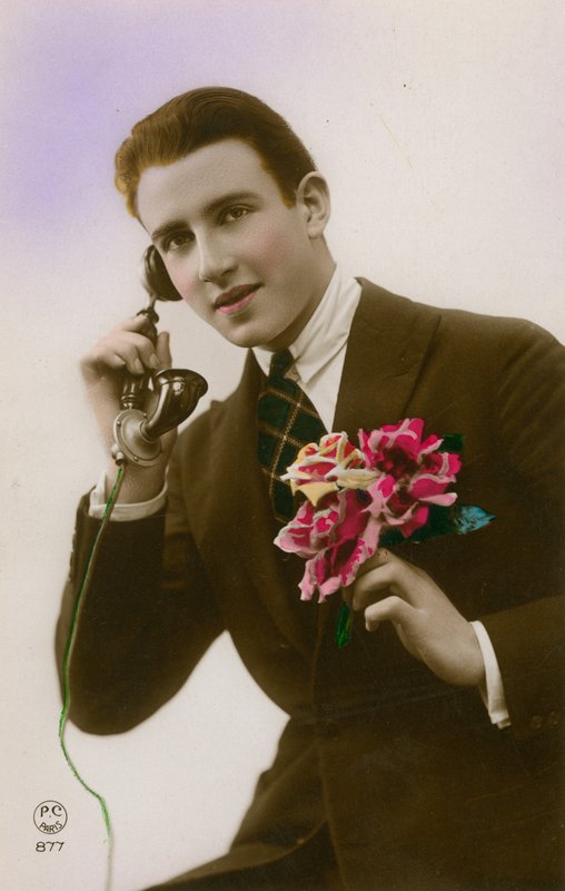 Mand i telefonen, holder blomster af French Photographer