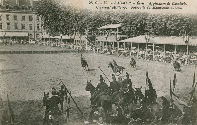 Parade på Kavaleriskolen i Saumur. Postkort sendt i 1913. af French Photographer