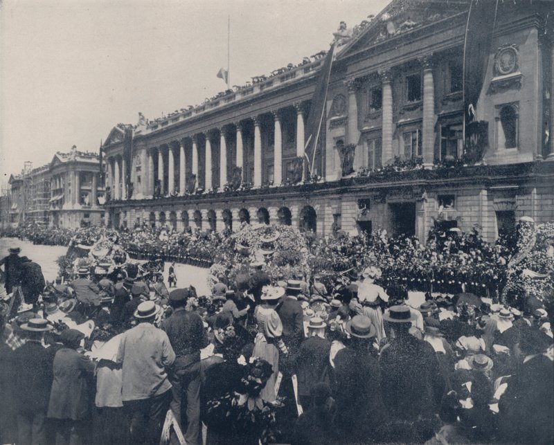 Paris: Vogne fyldt med kranse (s/h foto) af French Photographer
