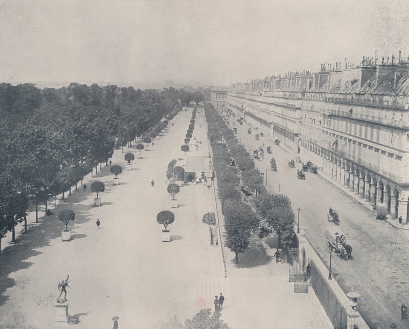 Paris: Rue de Rivoli og terrassen i Tuilerierne (s/h foto) af French Photographer