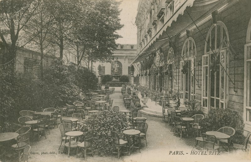 Gårdhave på Hotel Ritz, Paris. Postkort sendt i 1913. af French Photographer