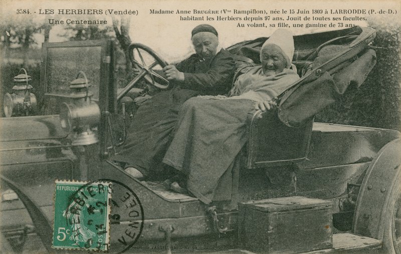 Postkort af Madame Anne Brugere i en bil med sin datter på 73, Les Herbiers, sendt i 1913 af French Photographer