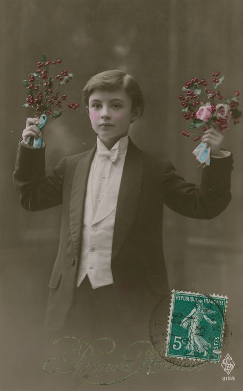 Postkort af en dreng i hvidt slips og hale med blomster og bær, sendt i 1913 (håndkoloreret foto) af French Photographer