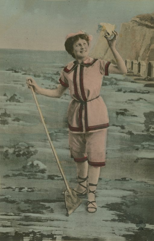 Postkort af en kvinde, der holder et fiskenet og en skal, sendt i 1913 (håndfarvet fotografi) af French Photographer