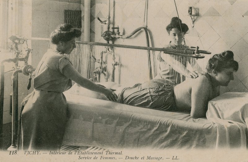 Postkort af en kvinde, der modtager et brusebad og en massage ved de termiske bade i Vichy, sendt i 1913 af French Photographer