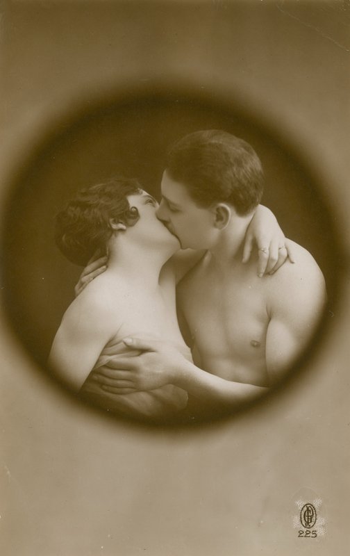 Postkort med en ung mand og kvinde, der kysser set gennem et kighul, sendt i 1913 af French Photographer