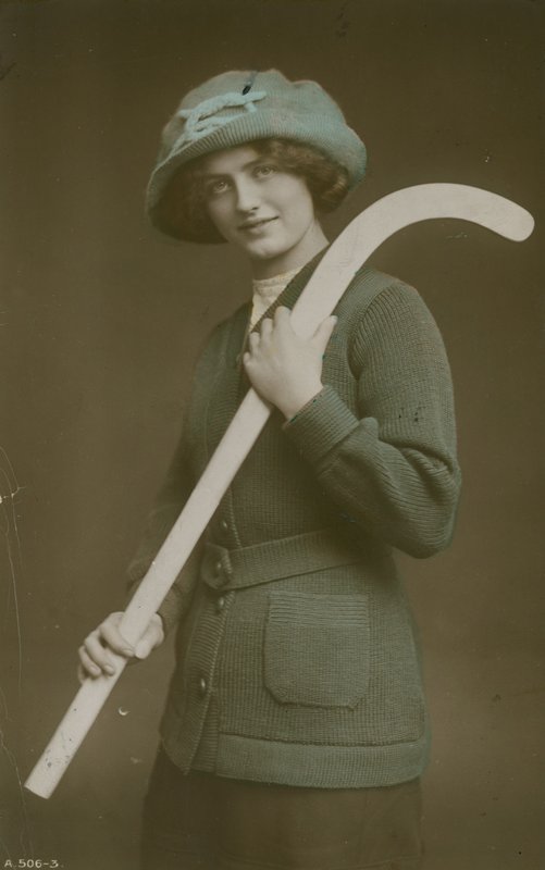 Postkort af en ung kvinde, der bærer en hockeystav over skulderen, sendt i 1913 af French Photographer