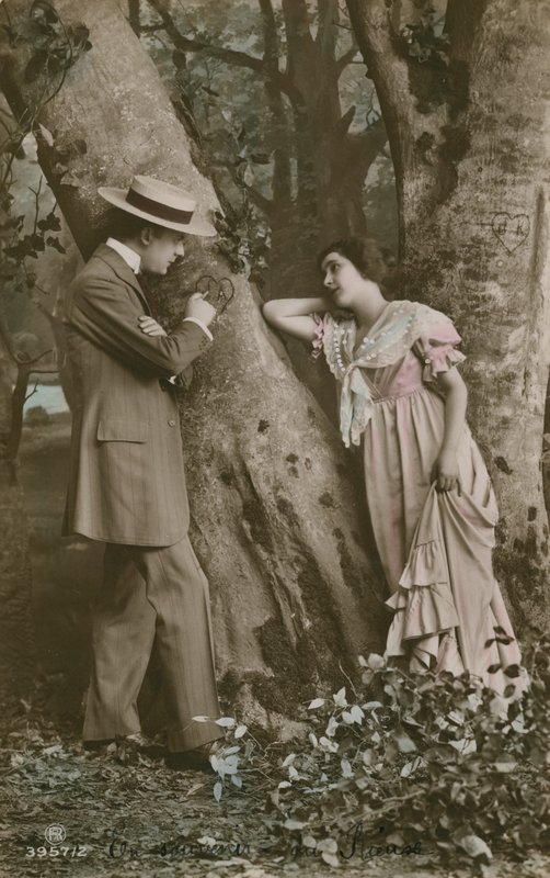 Postkort med elskere, der skærer et hjerte på et træ, sendt i 1913 (håndfarvet foto) af French Photographer