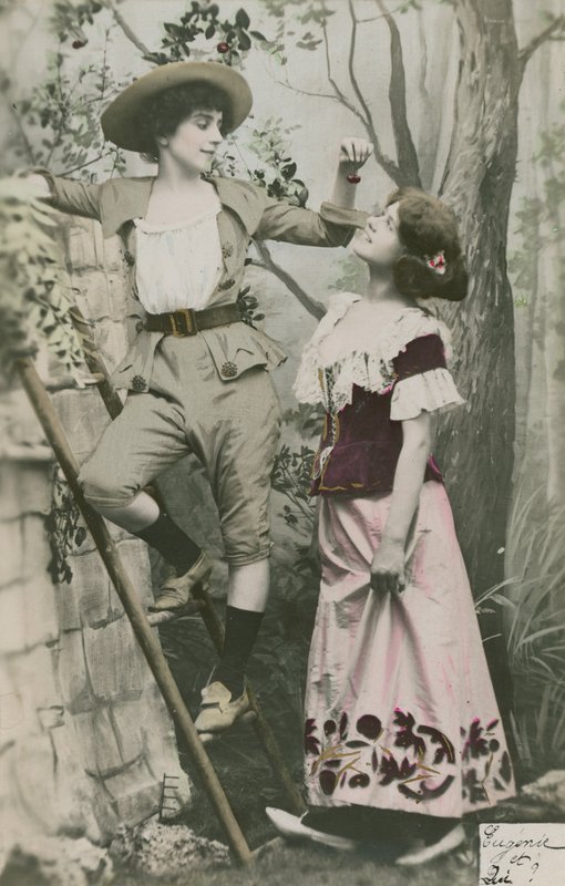 Postkort med to piger klædt i kostume med kirsebær, sendt i 1913 (håndfarvet foto) af French Photographer