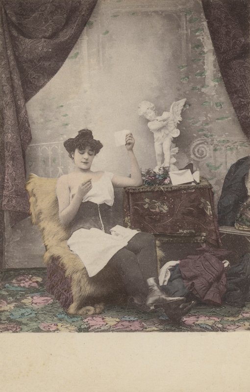 Smuk halvklædt pige, læser brev af French Photographer