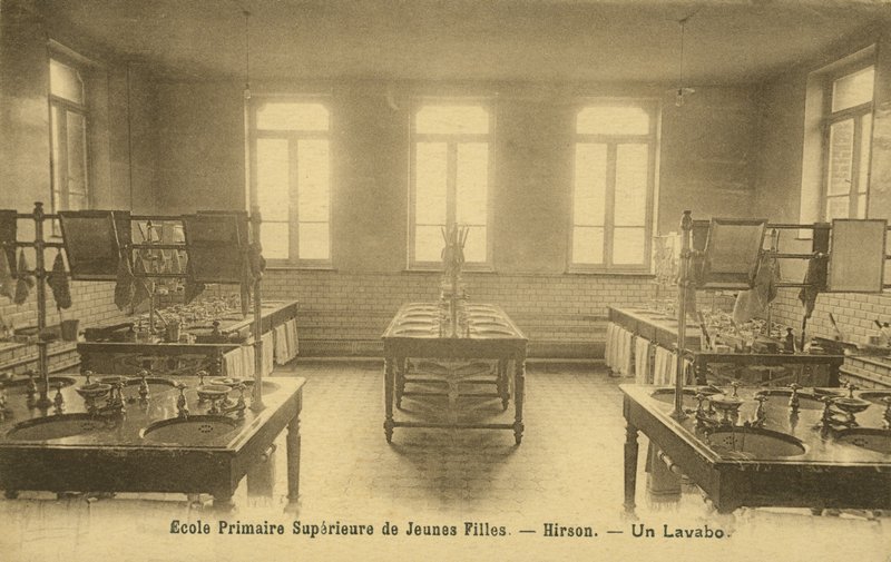 Folkeskolebadeværelse, Hirson (s/h-billede) af French Photographer
