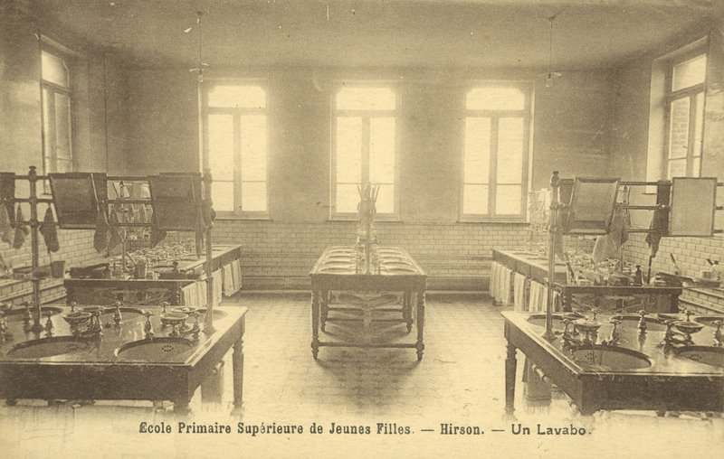 Folkeskolens vaskerum, Hirson (s/h-billede) af French Photographer