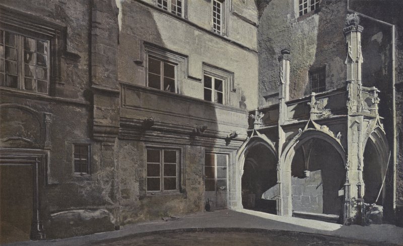 Rodez, hus på Place dEstaing, udsigt til gårdhave af French Photographer
