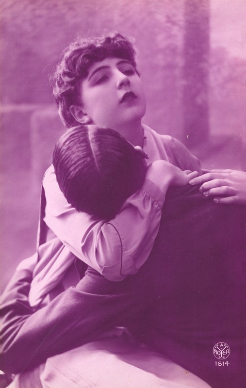 Rose-farvet billede af par, der omfavner af French Photographer
