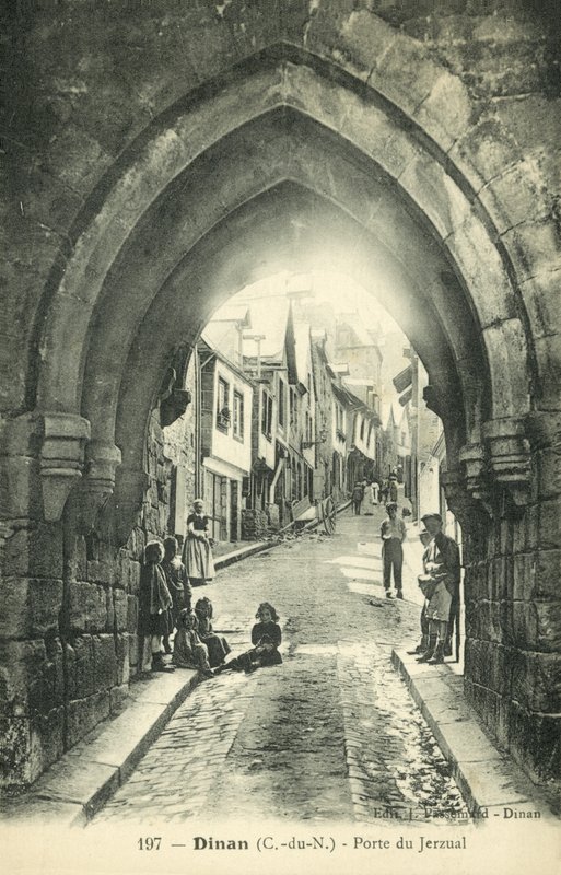 Rue du Jezual, Dinan (s/h-billede) af French Photographer