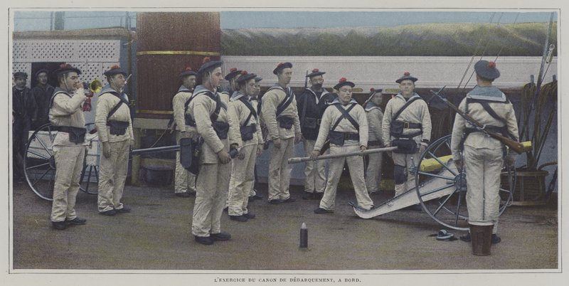Sømænd udfører en øvelse med en landingspistol om bord på et skib (farvefoto) af French Photographer
