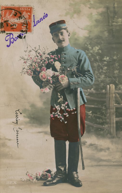 Soldat med et bundt blomster, nytårspostkort, 1913 af French Photographer