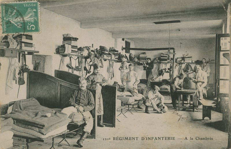 Soldater fra det franske 121. infanteriregiment i deres kaserne. Postkort sendt i 1913. af French Photographer