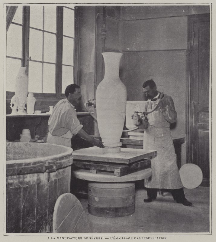 Sprayemaljering af en vase på Sevres porcelænsfabrik, Frankrig (s/h foto) af French Photographer