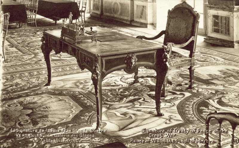 Bord i spejlsalen i Versailles-slottet, hvorpå Versailles-traktaten blev underskrevet (s/h-foto) af French Photographer