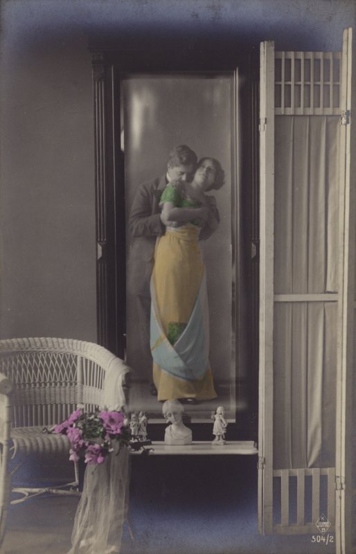 Refleksionen i et spejl af et ungt par, der kysser (tonet foto) af French Photographer