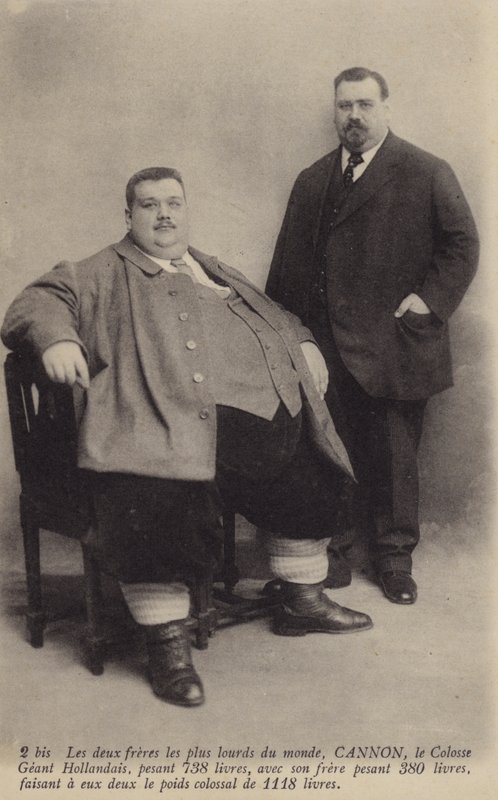 De to tungeste brødre i verden, der vejer i alt 1118 pund af French Photographer