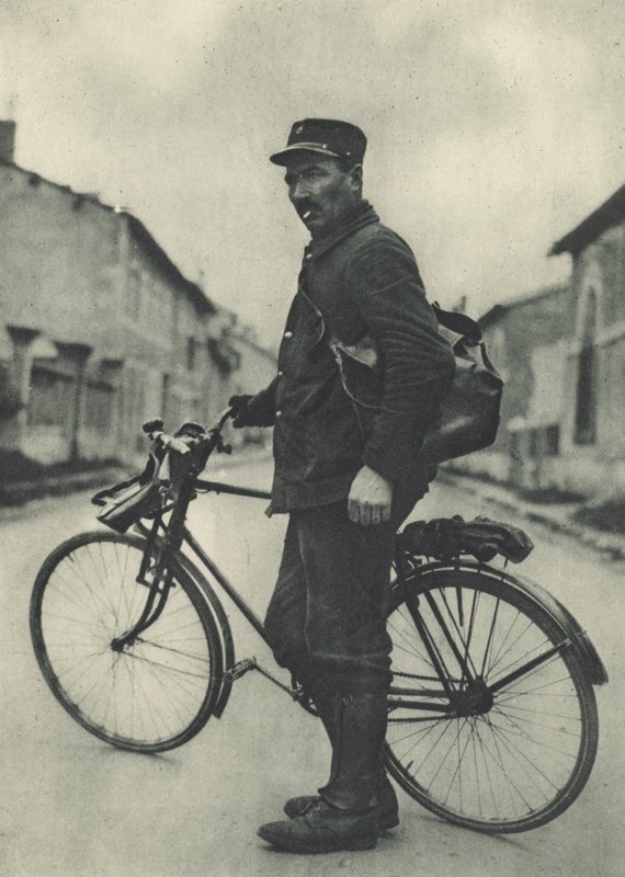 Denne franske postbud finder sin cykel meget nyttig af French Photographer