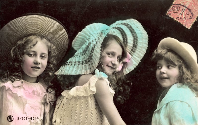 Tre unge piger i hatte, smilende af French Photographer