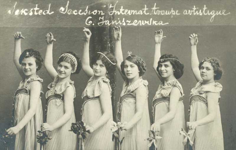 En gruppe af unge kvindelige dansere, der smiler af French Photographer