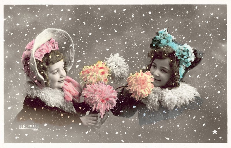To piger holder blomster i sneen (farvefoto) af French Photographer