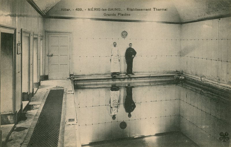 To mænd står i de termiske bade ved Neris les Bains i Frankrig. Postkort sendt i 1913. af French Photographer